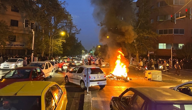 Εξαπλώνονται στο Ιράν οι διαδηλώσεις – “Με όλη της την ισχύ” θα τις αντιμετωπίσει η αστυνομία