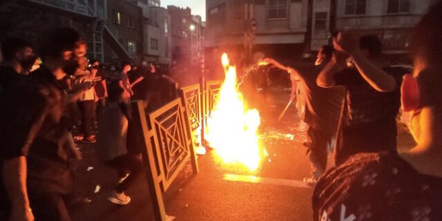 Ιράν: Τι είναι η Αστυνομία Ηθών που έχει προκαλέσει την επανάσταση της μαντίλας
