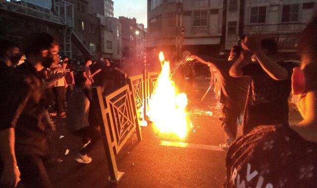 Ιράν: Τι είναι η Αστυνομία Ηθών που έχει προκαλέσει την επανάσταση της μαντίλας