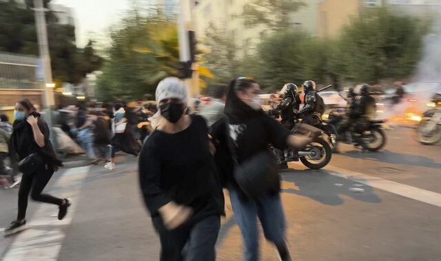 Σκοταδισμός στο Ιράν: Νεκροί, τραυματίες και μια ακύρωση συνέντευξης επειδή η Αμανπούρ δεν φόρεσε… μαντίλα