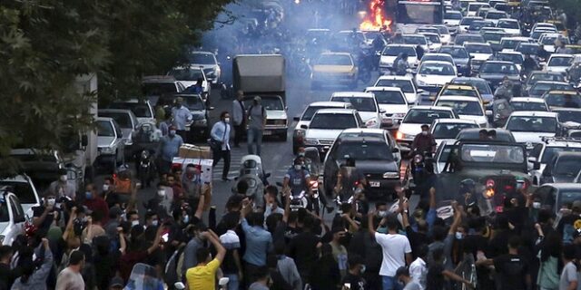 Οργή λαού Ιράν: Τουλάχιστον 31 νεκροί – Την προσαγωγή όσων διαδίδουν fake news ζητούν οι αρχές