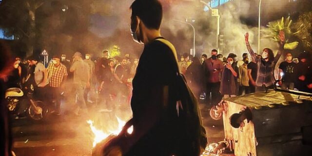 Ιράν: Άνδρες υψώνουν ανάστημα μπροστά στην αδικία – Ρίχνονται στη μάχη για τα δικαιώματα των γυναικών