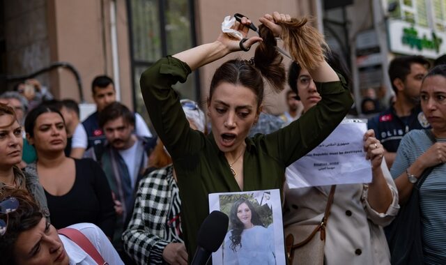 Το Ιράν σε αναβρασμό – Οι γυναίκες αψηφούν τον θάνατο και βγαίνουν στο δρόμο
