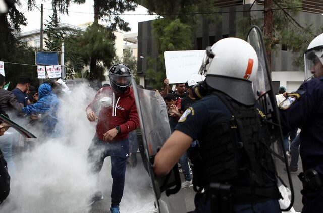 Διαδήλωση έξω από την πρεσβεία του Ιράν: Ενταση και περιορισμένη χρήση χημικών