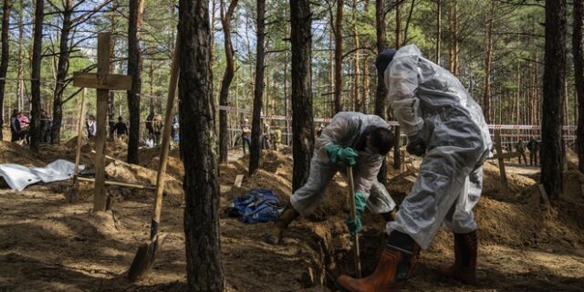 Ουκρανία: 146 πτώματα έχουν εκταφεί μέχρι στιγμής από τον ομαδικό τάφο στο Ιζιούμ