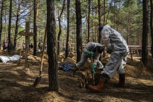 Ουκρανία: 146 πτώματα έχουν εκταφεί μέχρι στιγμής από τον ομαδικό τάφο στο Ιζιούμ