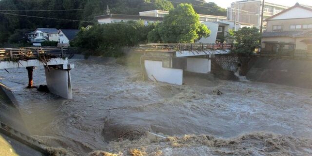 Ιαπωνία: Συγκλονιστικές εικόνες από το πέρασμα του τυφώνα Τάλας – Δύο νεκροί