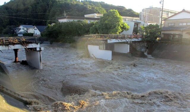 Ιαπωνία: Συγκλονιστικές εικόνες από το πέρασμα του τυφώνα Τάλας – Δύο νεκροί