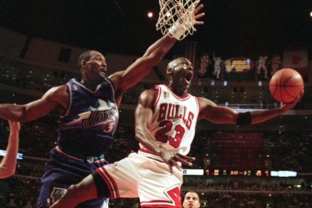 NBA: Φανέλα του Τζόρνταν από τη σεζόν 1997/98 πουλήθηκε σε δημοπρασία – Ζαλίζει το ποσό