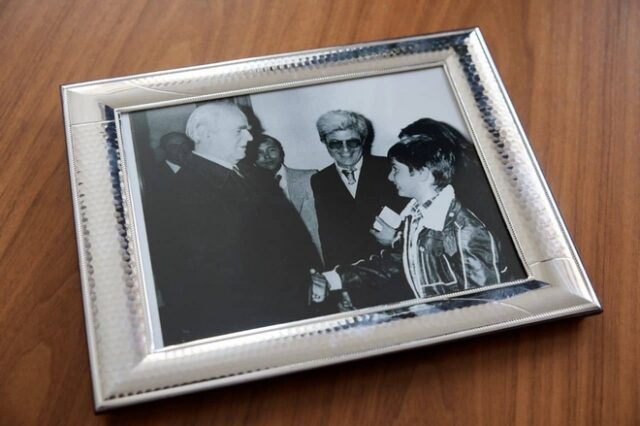 Μητσοτάκης: Μια ιστορία και μια φωτογραφία από τη δεκαετία του ‘70 με τον Κωνσταντίνο Καραμανλή