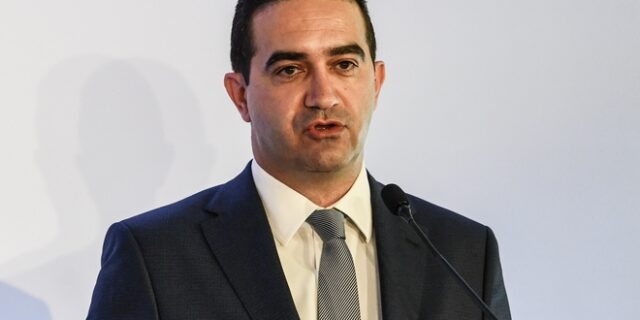 Κατρίνης: “Προσβλέπουν σε ψήφους” τα στελέχη της ΝΔ που πήγαν στην κηδεία του τέως