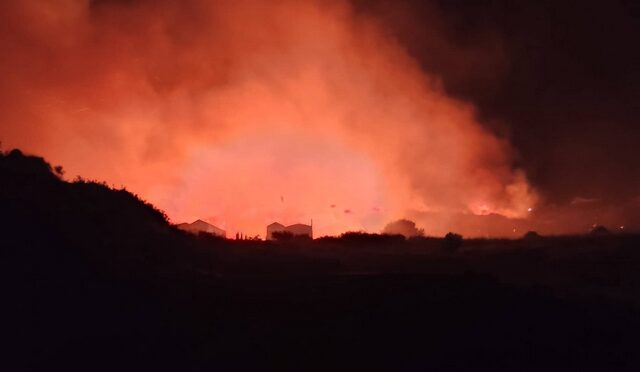 Κεφαλονιά: Μεγάλη φωτιά στη Σκάλα – Καίει κοντά σε κατοικημένη περιοχή
