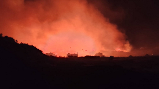 Κεφαλονιά: Μεγάλη φωτιά στη Σκάλα – Καίει κοντά σε κατοικημένη περιοχή