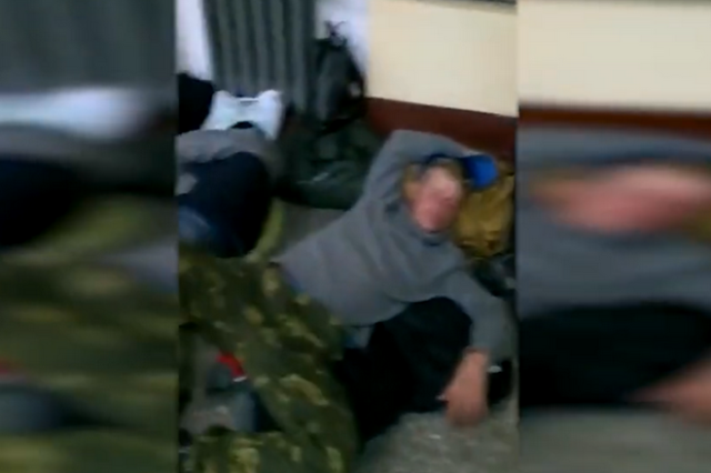 Ουκρανία: Χλευάζει με βίντεο τη Ρωσία για την επιστράτευση – “Πώς πάει αυτό;”