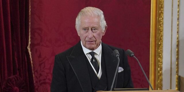 Κάρολος: Η πρώτη επίσημη φωτογραφία του ως βασιλιάς