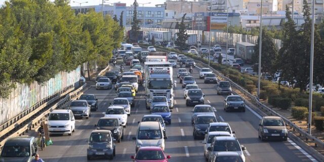 Κίνηση στους δρόμους: Μποτιλιάρισμα 12 χιλιομέτρων στον Κηφισό – Ακινητοποιήθηκε νταλίκα
