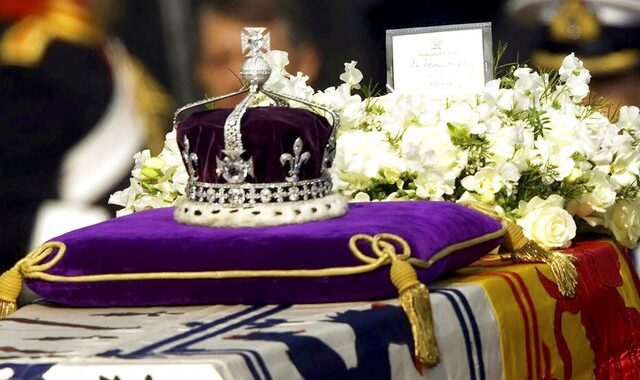 Κοχινούρ: Το βαμμένο με αίμα διαμάντι του στέμματος της βασίλισσας Ελισάβετ – Η ιστορία του