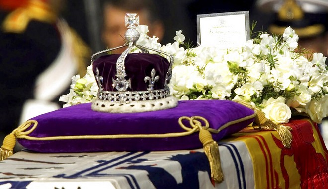 Κοχινούρ: Το βαμμένο με αίμα διαμάντι του στέμματος της βασίλισσας Ελισάβετ – Η ιστορία του