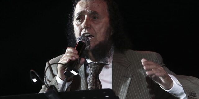 Σταμάτης Κόκοτας: Τα 5 τραγούδια που σιγοτραγουδάμε όλοι ακόμη και σήμερα και ο μύθος του “Γιε μου”