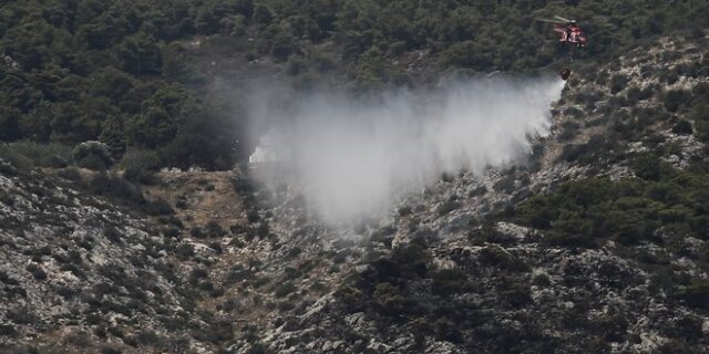 Σε εξέλιξη μεγάλη φωτιά στο Κορωπί
