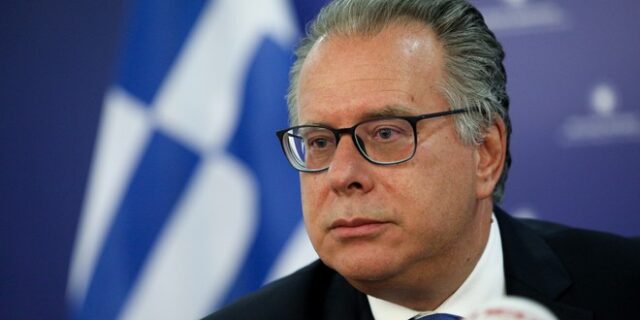 Αποστάσεις Κουμουτσάκου: “Στην Δημοκρατία ουδείς παρακολουθείται”