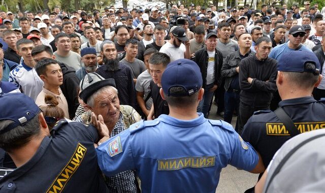 Σφοδρές μάχες στα σύνορα μεταξύ Κιργιστάν και Τατζικιστάν