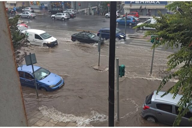Κακοκαιρία στη Θεσσαλονίκη: Ποτάμια οι δρόμοι από την ισχυρή βροχόπτωση
