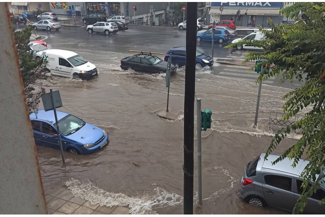Κακοκαιρία στη Θεσσαλονίκη: Ποτάμια οι δρόμοι από την ισχυρή βροχόπτωση