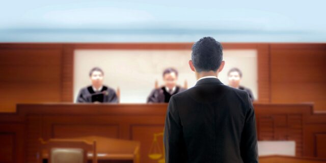 Πώς είναι να σε εκπροσωπεί δικηγόρος που δεν μιλάει καν τη γλώσσα σου