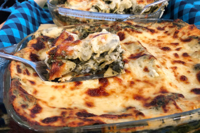 Συνταγή για λαχταριστά λαζάνια με σπανάκι και λευκή σάλτσα