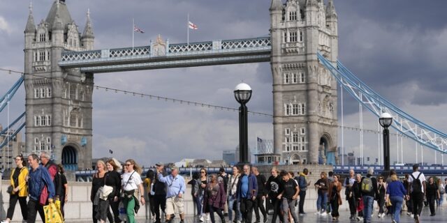 Βασίλισσα Ελισάβετ: Ουρές 7 χιλιομέτρων και αναμονή 11 ωρών για το λαϊκό προσκύνημα- LIVE ΕΙΚΟΝΑ