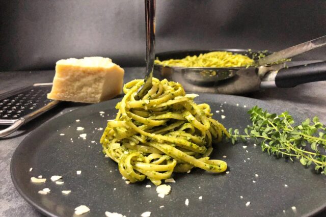 Σε 20′ θα έχεις έτοιμα αυτά τα linguini με πέστο θυμαριού