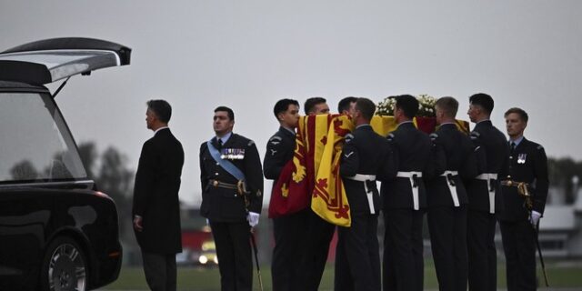LIVE ΕΙΚΟΝΑ: Έφτασε στο Λονδίνο η σορός της Ελισάβετ