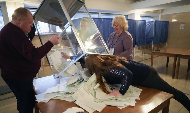 “Δημοψηφίσματα” στην Ουκρανία: Συντριπτικά ποσοστά υπέρ της προσάρτησης στη Ρωσία, λέει η Μόσχα