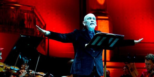 Ο John Malkovich στέλνει βίντεο και χαιρετάει το ελληνικό κοινό, λίγο πριν την άφιξή του στη χώρα μας