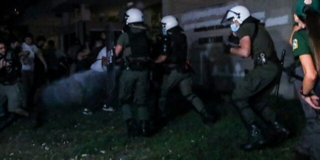 Πανεπιστημιακή Αστυνομία: Ένταση και χημικά έξω από το ΕΚΠΑ
