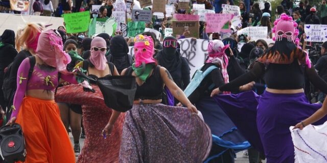 Παγκόσμια Ημέρα Ασφαλών Αμβλώσεων: Κατέκλυσαν τους δρόμους οι γυναίκες στη Λατινική Αμερική