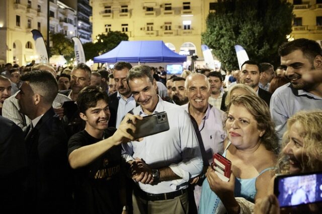 Στη Θεσσαλονίκη ο Κυριάκος Μητσοτάκης – Έκανε βόλτα στην πλατεία Αριστοτέλους