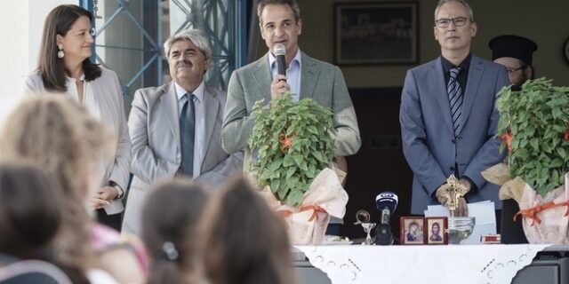 Κυριάκος Μητσοτάκης: Στο 2ο δημοτικό σχολείο Δραπετσώνας για τον αγιασμό