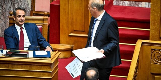 Με τις ψήφους Ν.Δ και Ελληνικής Λύσης φαίνεται πως θα περάσει η ΠΝΠ για την ΕΥΠ