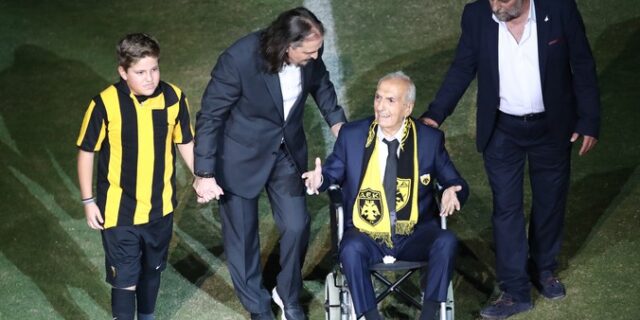 ΑΕΚ: Ο Κώστας Νεστορίδης μπήκε στον αγωνιστικό χώρο της OPAP Arena και ξεσηκώθηκε όλο το γήπεδο