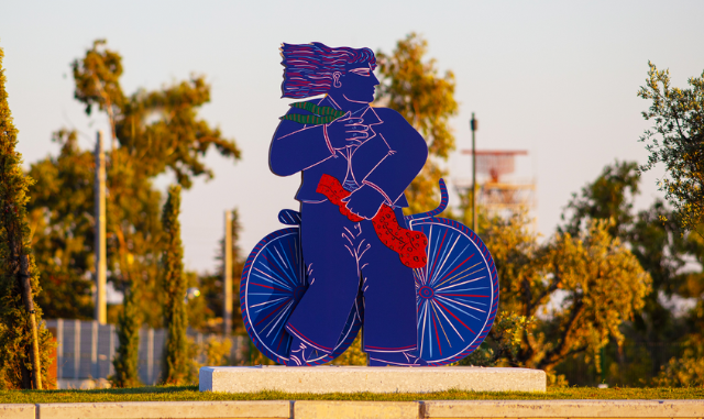 Το επιβλητικό γλυπτό «Ποδηλάτης» βασισμένο στο έργο του Αλέκου Φασιανού στο The Ellinikon Experience Park