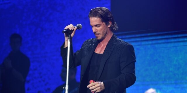 Νίκος Οικονομόπουλος: “Λύγισε” σε συναυλία του στην Πάτρα – Διέκοψε και ξέσπασε σε κλάματα