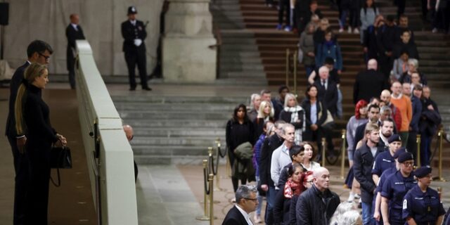 Η τελευταία των τελευταίων: Η γυναίκα στο τέλος της ουράς για το προσκύνημα της Ελισάβετ