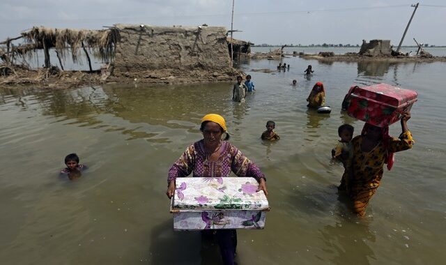 Μεσαίωνας στο Πακιστάν: Δεν αφήνουν τις γυναίκες να φύγουν από πλημμυρισμένο χωριό