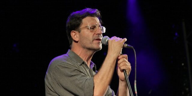 Θανάσης Παπακωνσταντίνου: Τραγουδά στο ΑΠΘ εκφράζοντας την αλληλεγγύη του στους φοιτητές