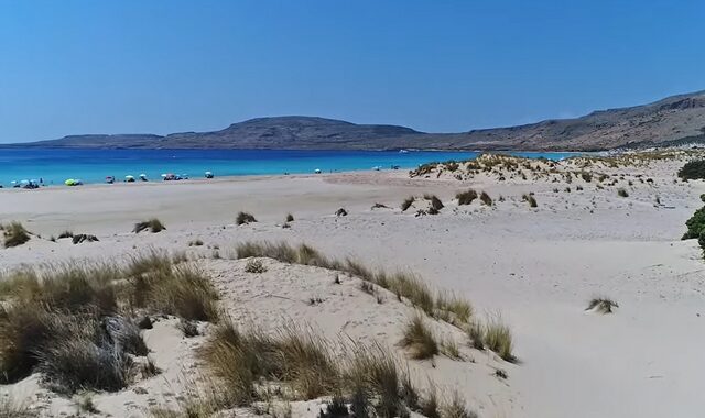 Η μικρή “Σαχάρα” της Ελλάδας – Η παραλία με την κατάλευκη άμμο στην Πελοπόννησο