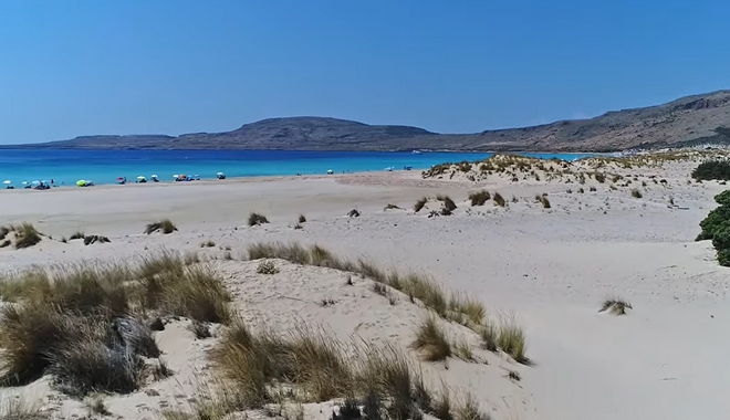 Η μικρή “Σαχάρα” της Ελλάδας – Η παραλία με την κατάλευκη άμμο στην Πελοπόννησο
