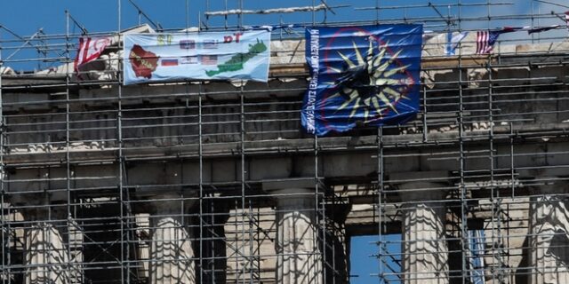 Άνδρας σκαρφάλωσε στον Παρθενώνα και ζητά να δει τον πρωθυπουργό