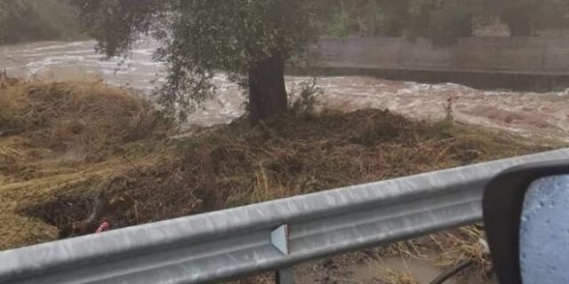 Κακοκαιρία Bogdan: Σοβαρά προβλήματα στη Λέσβο – Πλημμύρες και εγκλωβισμοί σε Πεδή και Ασπροπόταμο